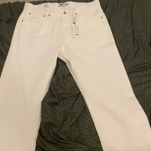 Jeans  - Ett par helt nya vita jeans till salu!! 