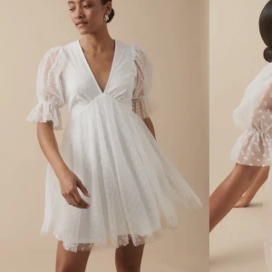 Studentklänning Gina - Säljer min studentklänning då jag hittat en ny! Helt oanvänd, storlek 34/Xs! Nypris 699, säljer för 550kr😊