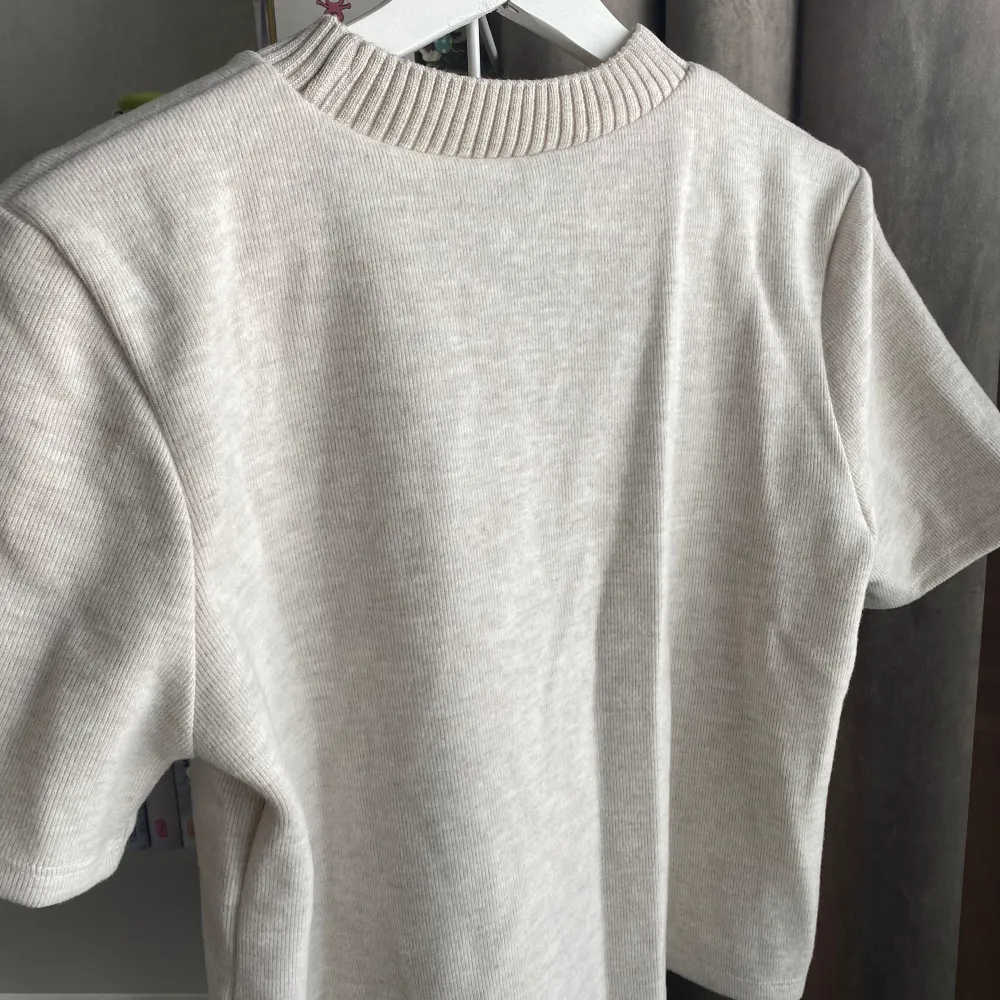 Säljer nu denna jättesöta tröja från zara. Säljer då den var i fel storlek. Helt ny med prislappen kvar 💕köparen står för frakten! Storlek M, men väldigt liten i storleken! . T-shirts.