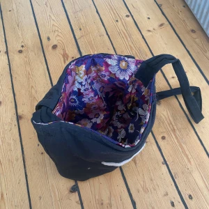 svart crossbodyväska - handstydd väska med fint foder, basic crossbodyväska