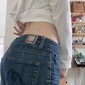 Y2k jeans - Jätte fina low rise vintage jeans i typ storlek XS-S. Jag är 160-165 men dessa är lite korta på mig skulle jag säga men jag tror det kan vara designen på dem. De är i mycket bra skick! Jag skriver mått i kommentaren! Fråga om andra bilder!! Tack☺️