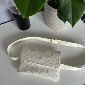 Väska - Säljer en väska ifrån vero Moda💓den har en fläck på insidan av väskan💓kom privat för fler bilder eller om du har några frågor💓priset kan diskuteras💓