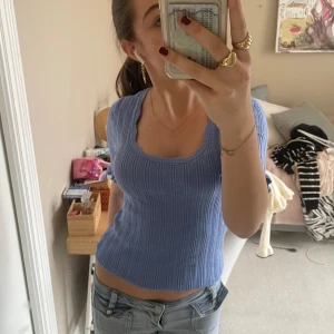 Lila tröja  - Säljer denna superfina tröja från Holly&White, Kappahl. Perfekt nu till våren med lite färg.