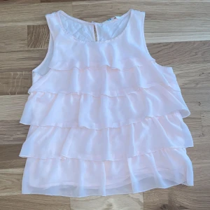 Ljusrosa blus 💕 - Jätte fin rosa blus som tyvärr inte går åt användning. Perfekt till våren eller sommaren. Skriv priv ifall du vill har bild med den på 💕💕