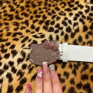 y2k hello kitty bälte - ✰ jättefint bälte, inga defekter och aldrig kommit till användning. har flera hål & 100 cm långt ✰ skriv gärna vid frågor💋