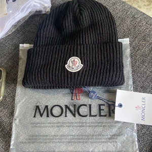 Moncler mössa - Säljer min Moncler mössa då jag inte tycker den är snygg jag har aldrig använt den men jag vet inte om den är äkta för jag fick den i födelsedagspresent men ser äkta ut skriv om du vill ha mer bilder säljer lite billigare då jag inte är säker 👍😁