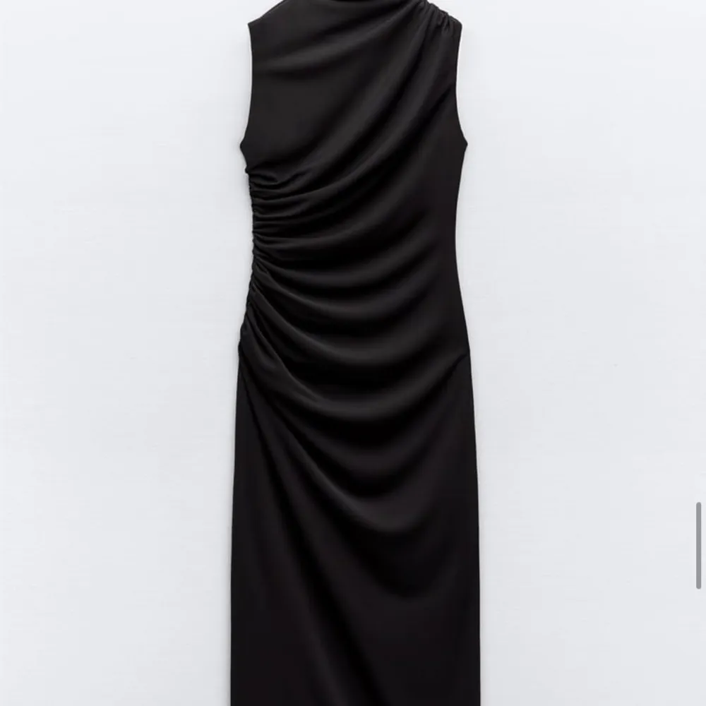 Medellång klänning med drapering från zara storlek xs,ej använd helt ny med prislapp på.. Klänningar.