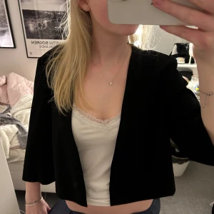 Kavaj likande kofta  - Så snygg kofta med Trekvartsärmar och lite croppad ❤️ passar S och M