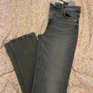 Jeans  - Gråa jeans med slits