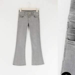 Fina jeans som tyvärr är för små, fint skick. Skriv för egna bilder💕