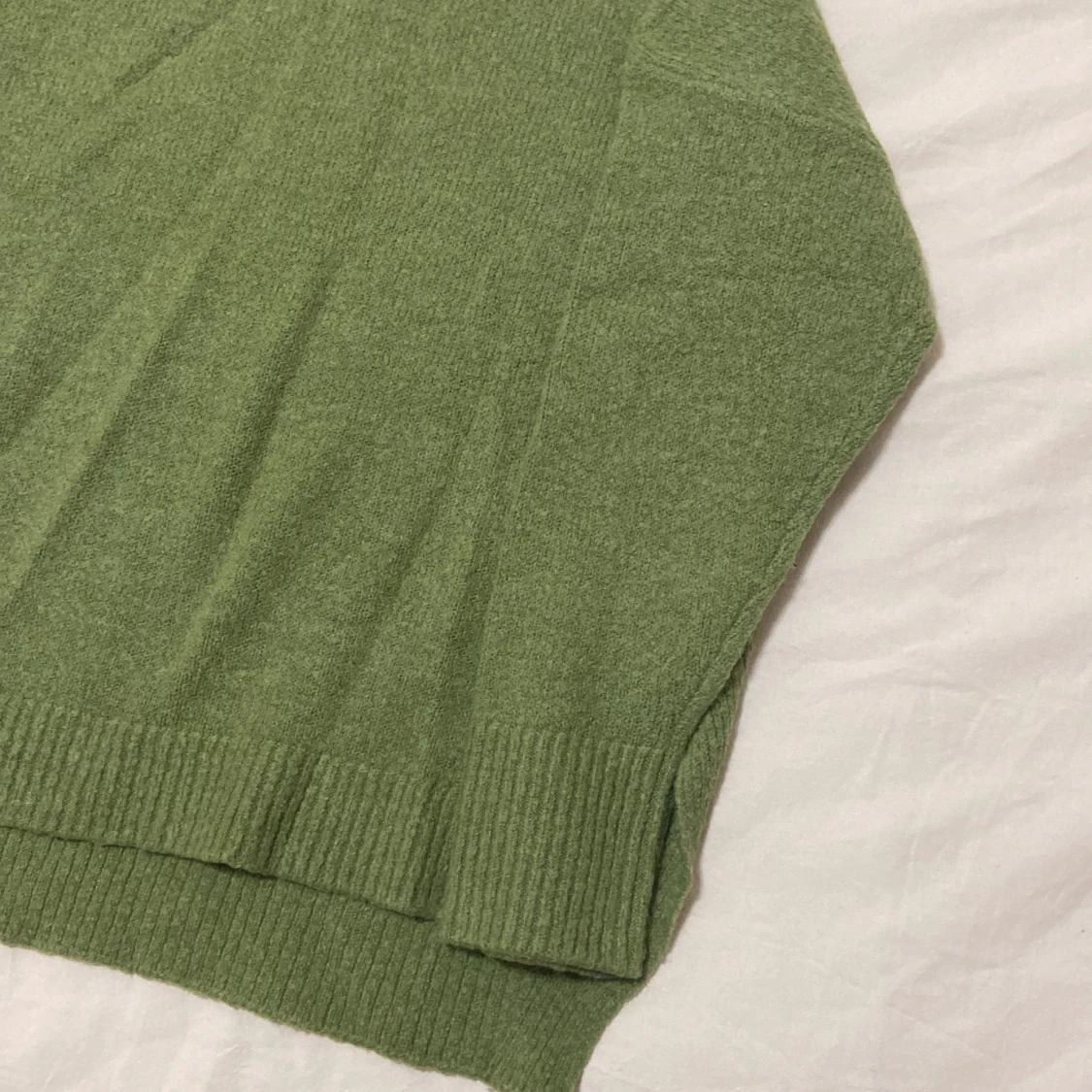 En grön stickad tröja  - 91