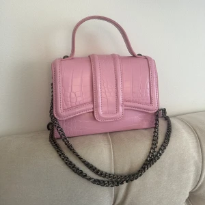 Zara väska  - liten rosa väska från zara🩷 endast använd 1 gång så är i jätte bra skick