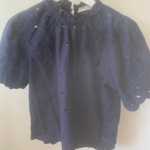 Superfin blus - Superfin blus från Lindex, perfekt nu till vår/sommar. Sparsamt använd samt inga defekter! 