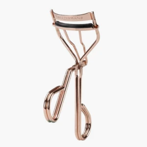 Tweezerman ögonfrasböjare  - Säljer denna ögonfransböjaren eftersom jag råkade köpa fel, alltså är den ny. Lådan i sista bilden följer med och tre extra påfyllningar med silikonkuddar som är helt oanvända. ☺️💕Köpt för lite mer än 300 kr.