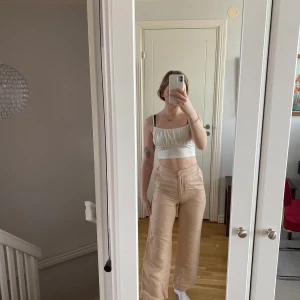 ARKET kostymbyxor  - Sitter bra på mig som har storlek 36. Hög i midjan och snygg passform. Inga skador eller missfärgningar. 