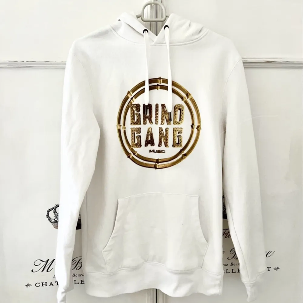 Säljer min extremt rare grindgang hoodie i storleken s, det är ett skivbolags egna hoodie som har bland annat rapparen adaam bakom sig, den är använd runt 2 gånger så i princip nyskick! Vid ytterligare frågor är det bara att höra av sig!🤝. Hoodies.