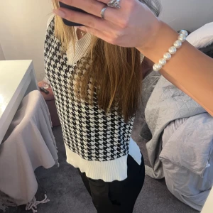 Väst - Säljer denna snygga väst som jag inte får någon användning för💓vet inte vart den är ifrån då lappen är borta, skulle gissa storleken är xxs 