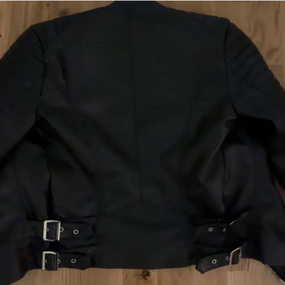 Säljer min fina chiquelle moto jacket som är helt nya bara använd vid 2 tillfällen, den har inga skador. Det är storlek S men det motsvarar 38, Ny pris 799kr. Jackor.