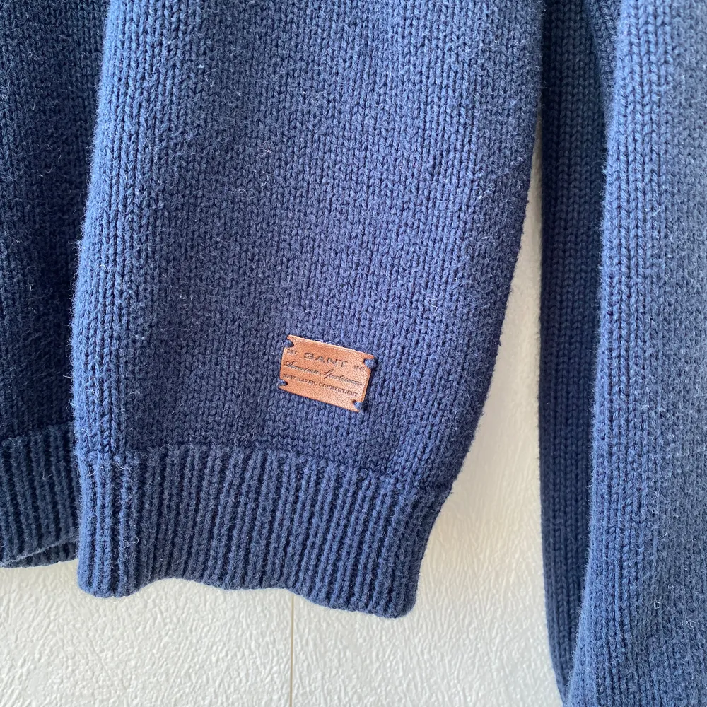 Fin mörkblå stickad tröja från Gant i storlek M (lite mindre i storleken). Tröjor & Koftor.