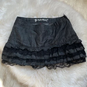 Mini skirt - Otrolig söt mörkgrå kjol med spets!, midja:ca36cm längd: ca 27cm (ca30cm av om man räknar med spetsen längst ner) ୨୧⋆