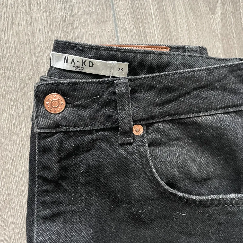 En rak model jeans Köpta på Nakd  Använd men är fortfarande i bra skick Säljer pga att de inte passar mig i storlek längre . Jeans & Byxor.