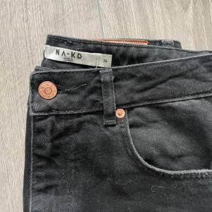 En rak model jeans Köpta på Nakd  Använd men är fortfarande i bra skick Säljer pga att de inte passar mig i storlek längre 