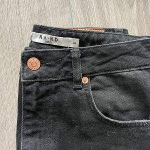 Jeans från nakd, strl: 36, svarta  - En rak model jeans Köpta på Nakd  Använd men är fortfarande i bra skick Säljer pga att de inte passar mig i storlek längre 