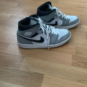 Jordan 1 mid - Köpta för några månader för 2199kr jätte bra skick 