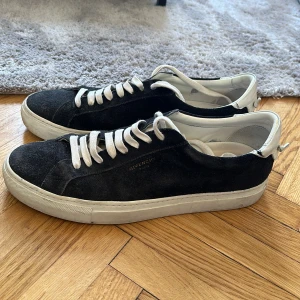 Givenchy sneakers svarta - Väldigt sällan används, bra skick, svart mocka med diskret ingraverad logga. Låda finns