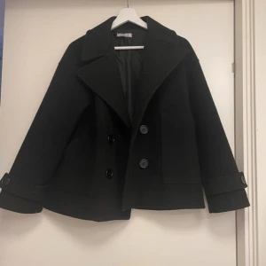 Design by si kappa  - Säljer just nu denna kappan från design by si då jag tyckte den va för liten på mig. Storleken är xs/s och bilderna är lånade