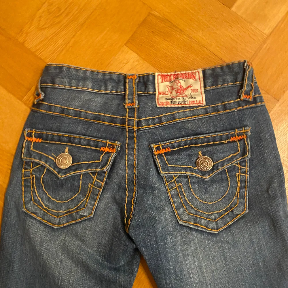 Lågmidjade True Religion jeans med gul söm i storlek 26. Väldigt bra skick, inga tecken på användning. Skriv innan du klickar köp. ❤️. Jeans & Byxor.