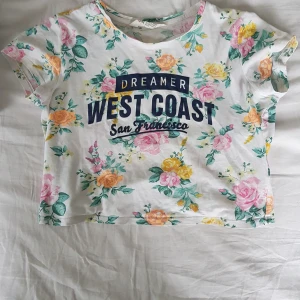 Somrig t-shirt - Denna tröja säljer jag för att den är för liten för mig. Den är i fint skick och passar perfekt för en varm sommar.