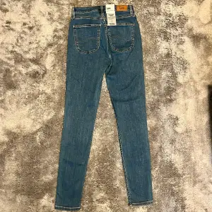 Jeansen är köpta från Carlings för 899kr och de är aldrig använda pågrund av fel storlek. Prislapp finns kvar på jeansen och de är som helt nya. Meddela vid övriga frågor !
