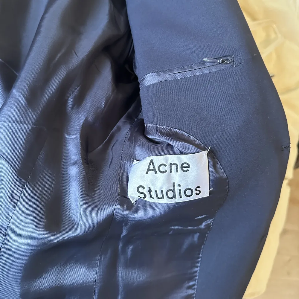 Mörkblå kavaj från Acne Studios i jättebra skick, endast använd några gånger sedan kemtvätt. Saknar lapp för storlek men den sitter som en 44-46!. Kostymer.
