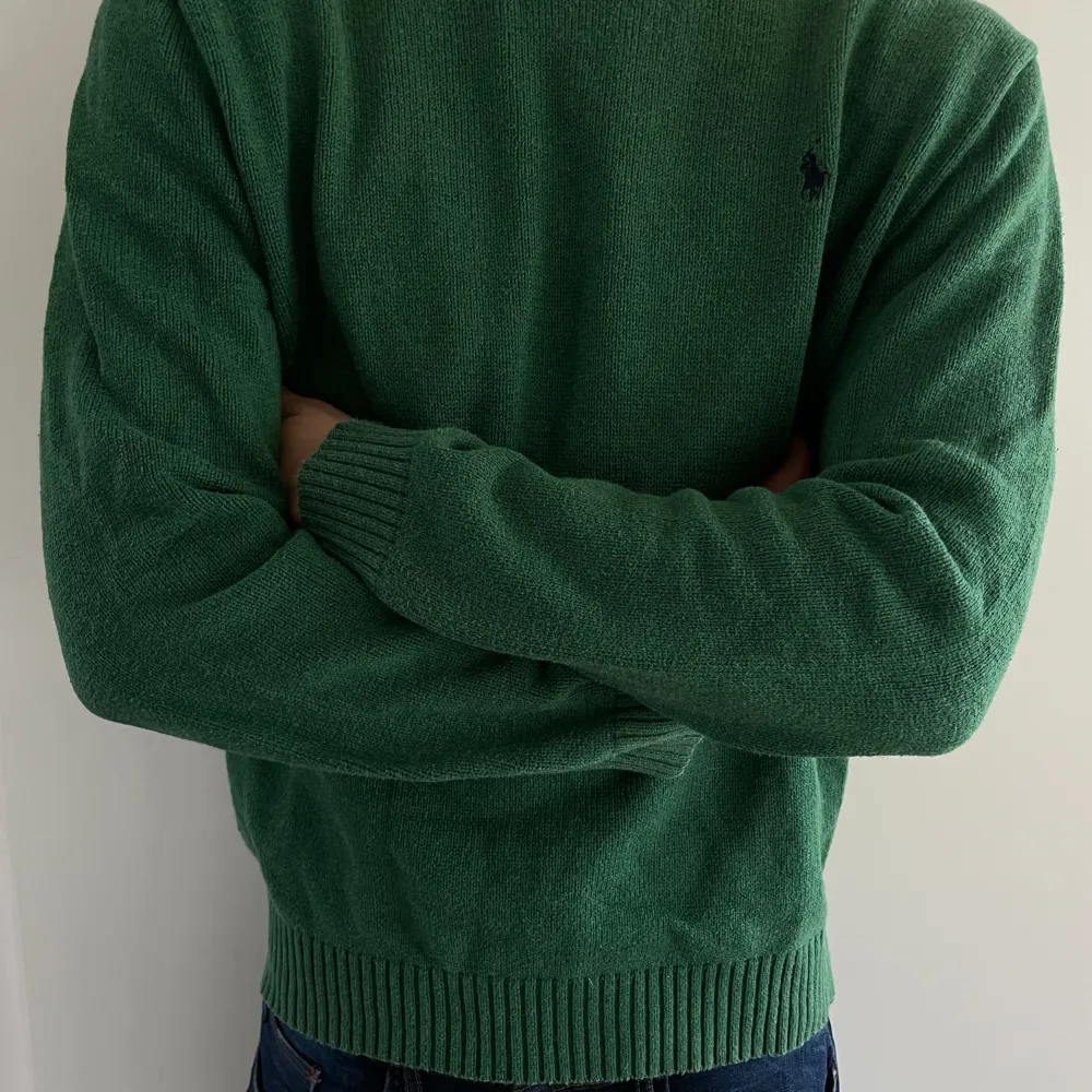 Riktigt snygg stickad Polo Ralph Lauren tröja i färgen grön 💚Personen på bilden bär vanligtvis storlek M.  Skicket på tröjan är otroligt bra 🌟knappt använd!   Skriv vid intresse eller eventuella frågor!  TH.e Clothing🗣️. Tröjor & Koftor.