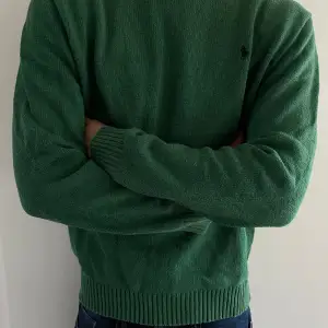 Riktigt snygg stickad Polo Ralph Lauren tröja i färgen grön 💚Personen på bilden bär vanligtvis storlek M.  Skicket på tröjan är otroligt bra 🌟knappt använd!   Skriv vid intresse eller eventuella frågor!  TH.e Clothing🗣️
