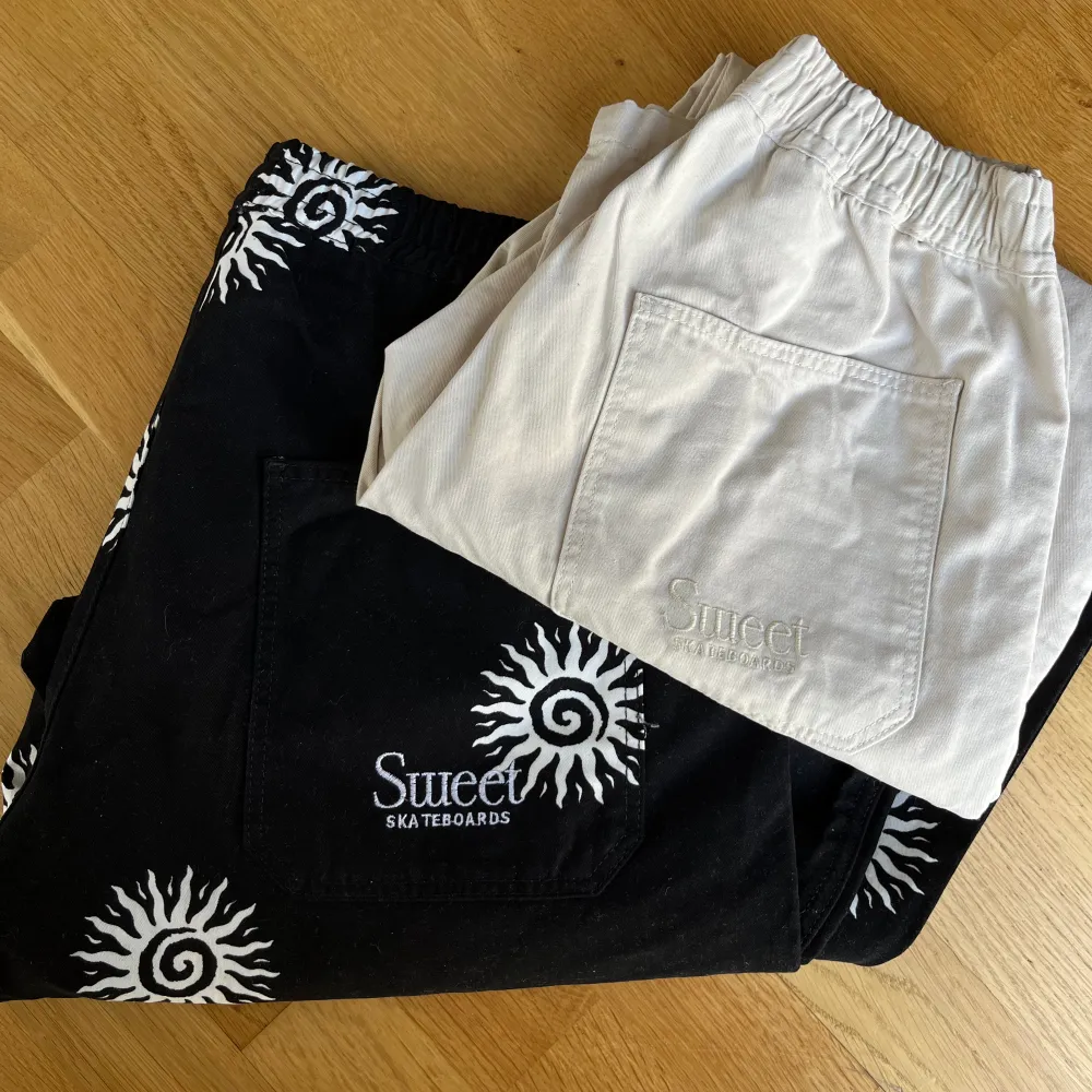 Sweet sktbs surfer pants, använda men i fint skick! Dom svarta är i storlek S och beiga i XXS. Båda byxorna har varsitt eget inlägg i mitt flöde om man bara är intresserad av ett par :). Jeans & Byxor.