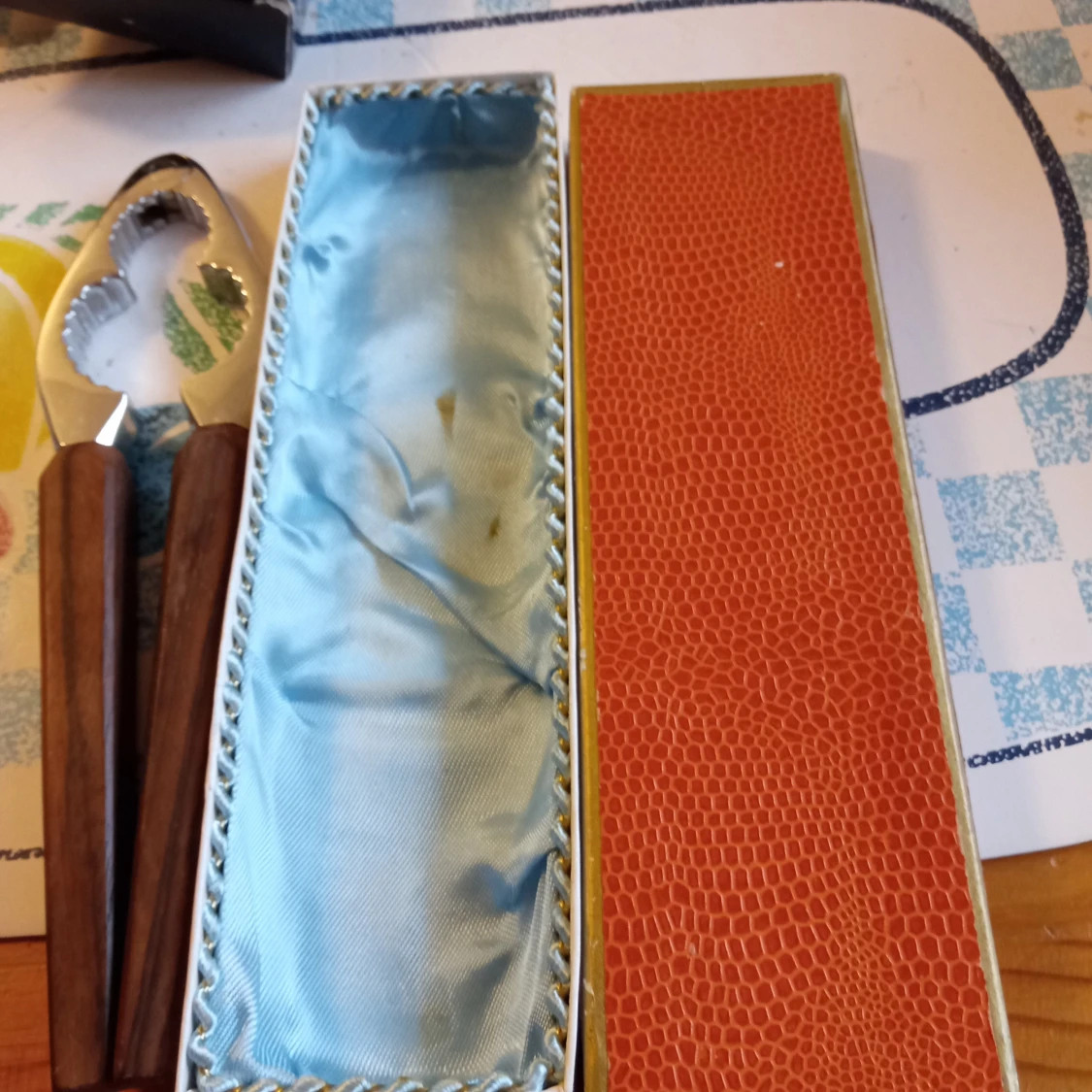 Nötknäppare med trähandtag . - 91