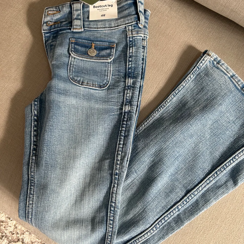 Slutsålda HM jeans i storlek 146. Säljer för samma pris som betalat. Helt oanvända med prislapp.. Jeans & Byxor.