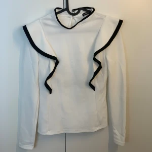 Blus med volanger  - Super söt blus med volanger på axlarna, använd ett fåtal gånger så den är i fint skick⭐️