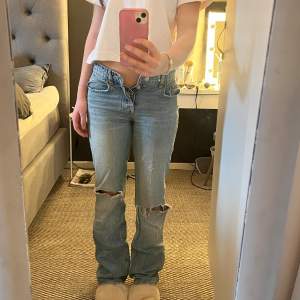 Mid-rise jeans från Zara med hål! Strl 34