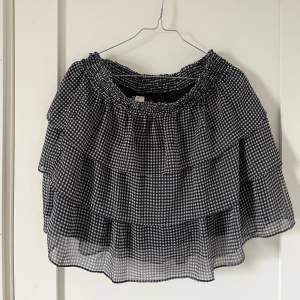 rutig kjol från hm, säljer eftersom den tyvärr va lite för stor för mig💞 perfekt till sommarn!!