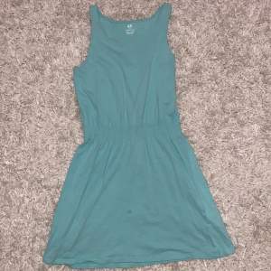 En ljusblå/ turquoise klänning i storlek 158-164 säljes för att den tyvärr blivit för liten för mig. 