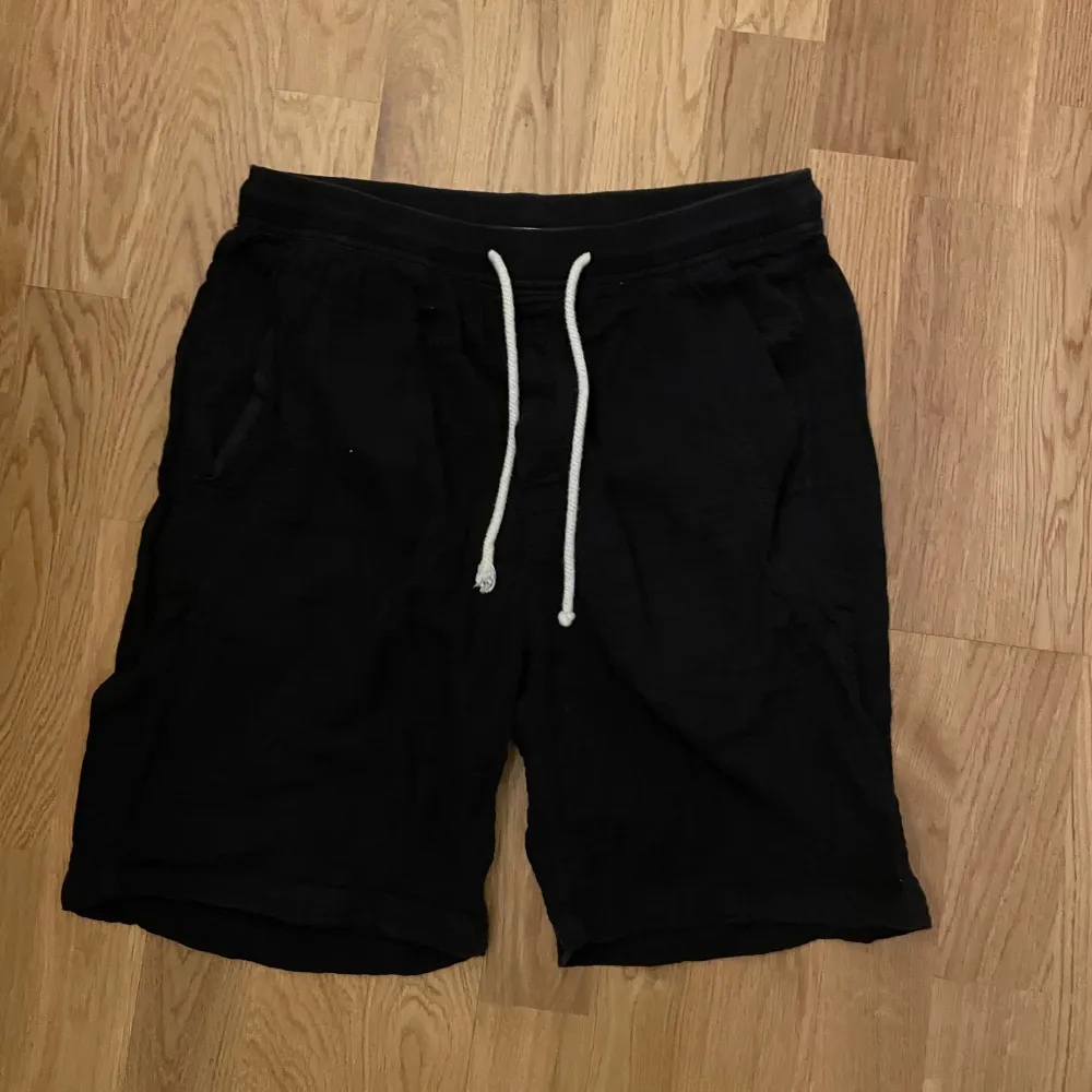 Ett par sköna svarta/mörkblå linneshorts från Zara som jag säljer pga fel storlek!  Pris kan diskuteras!!. Shorts.