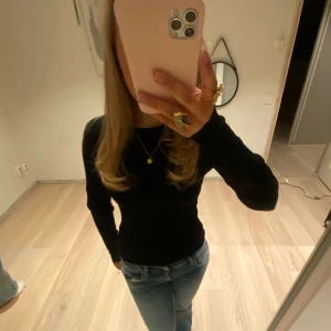 Ribbad tröja  - Fin långärmad ribbad tröja. Använd några gånger men inga defekter🥰Super fin!