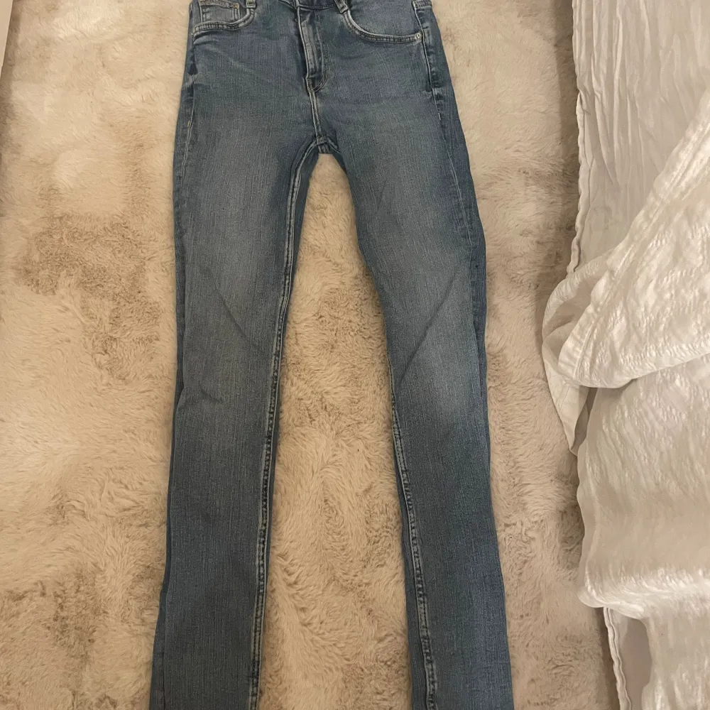 Fina zara jeans som jag växt ur, andvände ett par gånger. Lite slitna vid sidan av midjan men har sytt den    !!!står ej för frakt!!!. Jeans & Byxor.