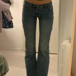 Jätte snygga low waist jeans från Brandy Melville💋 De heter Brielle 90’s jeans och nypris är ca 480kr! (Jag har sytt om dem jätte lite, och sprättat längst ner pga de var för korta❤️) Priset får att diskutera!😚