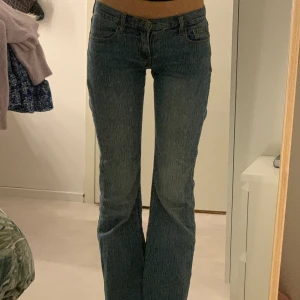 Brandy Melville jeans🩷 - Jätte snygga low waist jeans från Brandy Melville💋 De heter Brielle 90’s jeans och nypris är ca 480kr! (Jag har sytt om dem jätte lite, och sprättat längst ner pga de var för korta❤️) Priset får att diskutera!😚