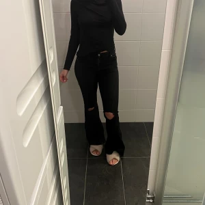 Dr. Denim jeans - Säljer som här superfina mid rise dr. Denim jeansen med hål på knäna💗 Jag är 165 och på mig sitter som perfekt i längden och i midjan,, dom är i väldigt stretchigt och skönt material😊 700kr nypris jag säljer för 400❣️ Nyskick🫶🏼 Priset kan diskuteras🥰