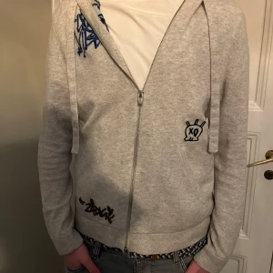 Zadig voltaire hoodie  - Säljer en skit snygg zadig Voltaire hoodie i ett jätte bra skick, 30% Kashmir 70% merinoull, storlek S, Nypris 4750. Pris kan diskuteras vid snabb affär 